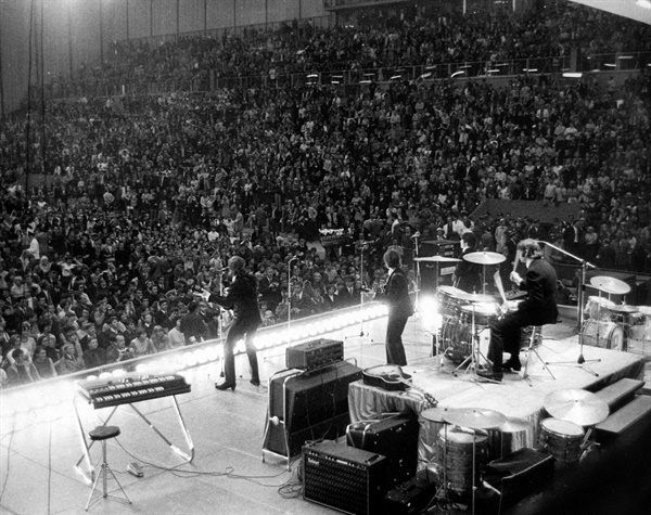  1966년 비틀스가 8천여 명의 팬들 앞에서 공연을 하고 있다(자료사진).