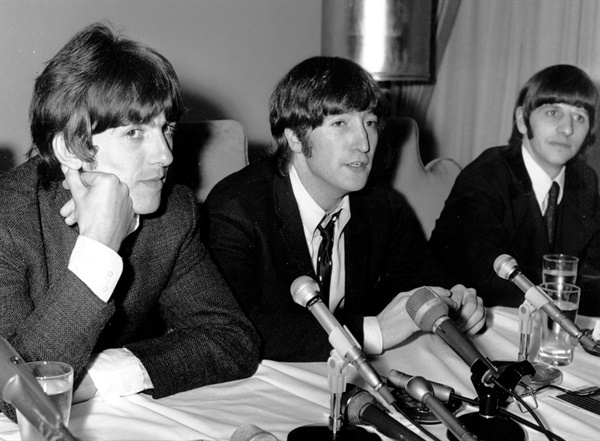  1966년 비틀스 맴버 존 레논(가운데), 조지 해리슨(맨 왼쪽), 링고스타가 기자회견을 하고 있다(자료사진).