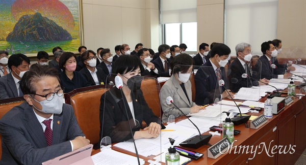 전현희 국민권익위원장(왼쪽에서 두번째)이 지난 5월 17일 오전 국회에서 열린 정무위원회 전체회의에 참석해 있다.