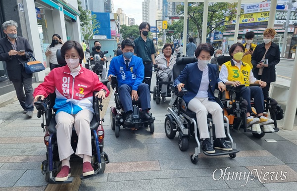 오는 6.1 지방선거에서 대구시장에 출마하는 후보자들과 대구 수성을 보궐선거에 나선 후보가 17일 오후 휠체어 체험을 가졌다.