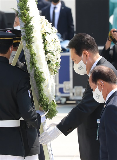 윤석열 대통령이 18일 오전 광주 북구 국립 5·18 민주묘지에서 열린 제42주년 5·18민주화운동 기념식에 참석, 헌화하고 있다.