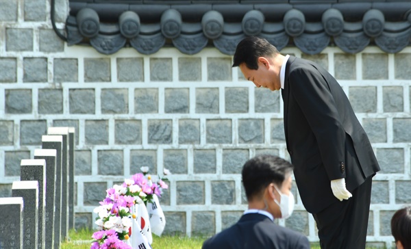 윤석열 대통령이 18일 오전 광주 북구 국립 5·18 민주묘지에서 열린 제42주년 5·18민주화운동 기념식을 마친 뒤 민주 묘지를 찾아 참배하고 있다.