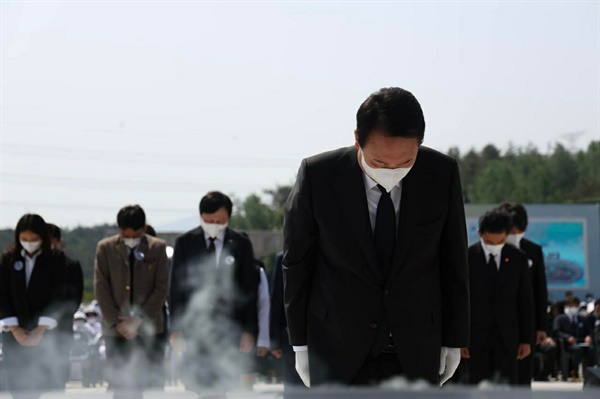 윤석열 대통령이 18일 국립 5·18민주묘지에서 열린 42주년 광주민주화운동 기념식에서 5월 영령들에게 묵념을 하고 있다.