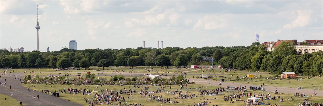 베를린에 위치한 템펠호프 공원. 누구나 이용할 수 있는 열린 공간으로 남아있다.