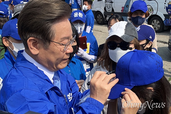 인천 계양을 국회의원 보궐선거에 출마한 이재명 더불어민주당 총괄선대위원장이 19일 오전 계산역에서 지지자들을 만나고 있다. 