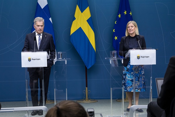 마그달레나 안데르손 스웨덴 총리(오른쪽)가 17일(현지시간) 자국을 공식 방문한 사울리 니니스퇴 핀란드 대통령과 함께 스톡홀름에서 공동 기자회견에 참석하고 있다. 안데르손 총리는 양국이 18일 북대서양조약기구(NATOㆍ나토) 가입 신청서를 함께 제출할 것이라고 밝혔다. 