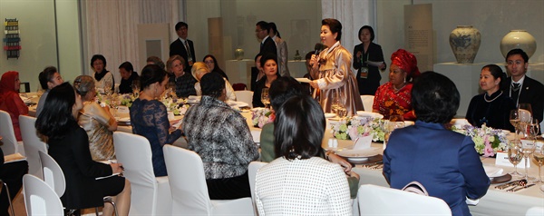 2012년 3월 26일 김윤옥 여사가 서울 용산구 국립중앙박물관에서 열린 '2012 서울 핵안보정상회의' 배우자 만찬 행사에서 만찬사를 하고 있다.