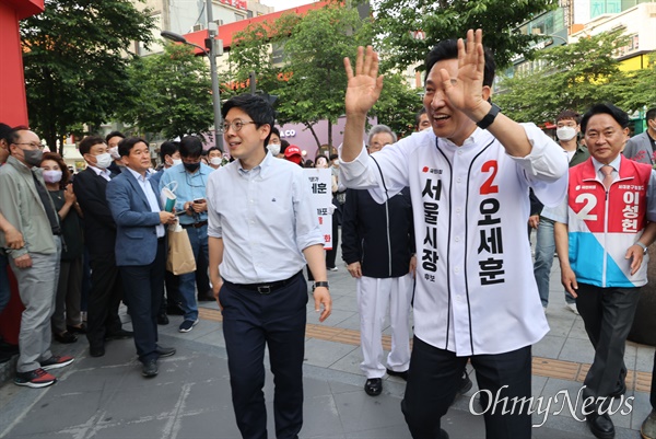 오세훈 국민의힘 서울시장 후보가 19일 오후 서울 서대문구 신촌에서 유권자들과 인사를 나누며 지지를 호소하고 있다.