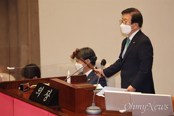 박병석 국회의장이 20일 오후 국회 본회의에서 한덕수 국무총리 후보자의 임명동의안을 의결하고 있다.