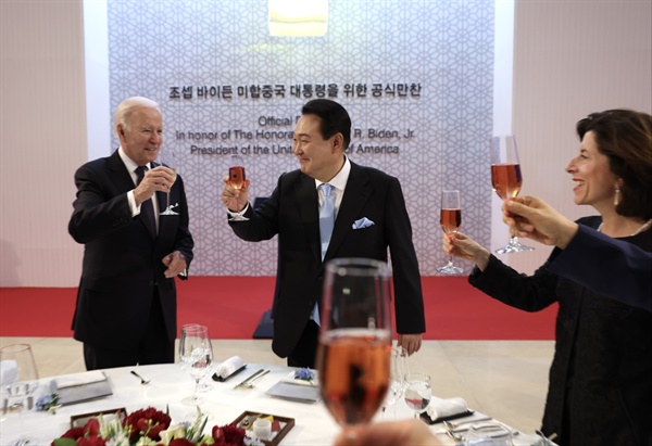 윤석열 대통령과 조 바이든 미국 대통령이 21일 오후 서울 용산구 국립중앙박물관에서 열린 한미정상 환영만찬에서 건배하고 있다.