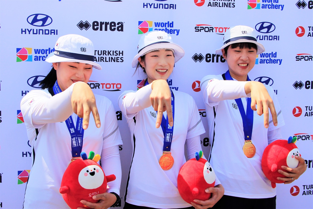  2022 광주 양궁월드컵 여자 리커브 단체전 결승에서 우승한 (왼쪽부터) 이가현·최미선·안산 선수가 세레머니를 재현해보이고 있다.