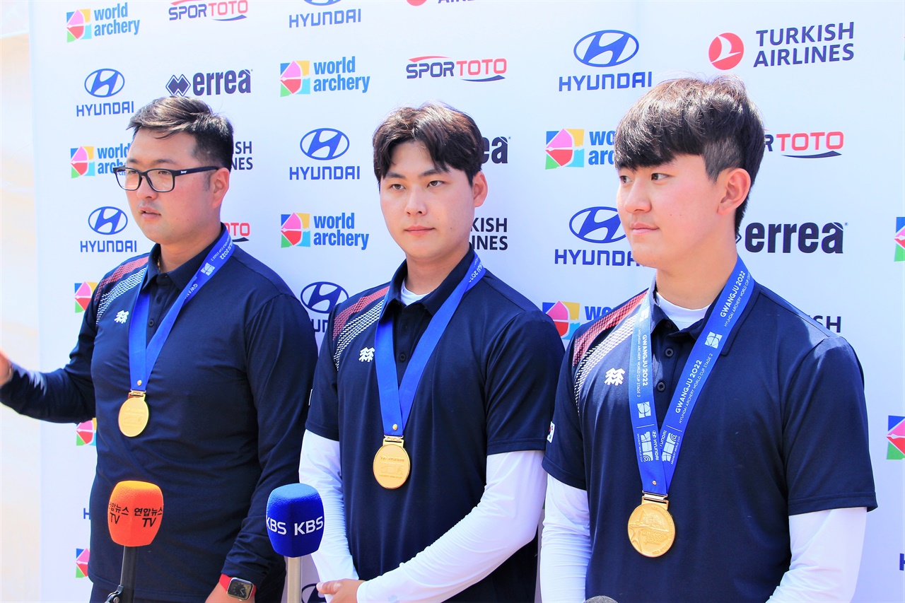  2022 광주 양궁월드컵 남자 리커브 단체전 결승에서 우승한 한국 대표팀 (왼쪽부터) 김우진·이우석·김제덕 선수가 질문에 답하고 있다.