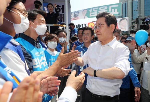 더불어민주당 이재명 총괄선대위원장이 22일 오후 대전시 서구 둔산동을 찾아 6·1 지방선거에 나서는 대전지역 후보들과 인사하고 있다.