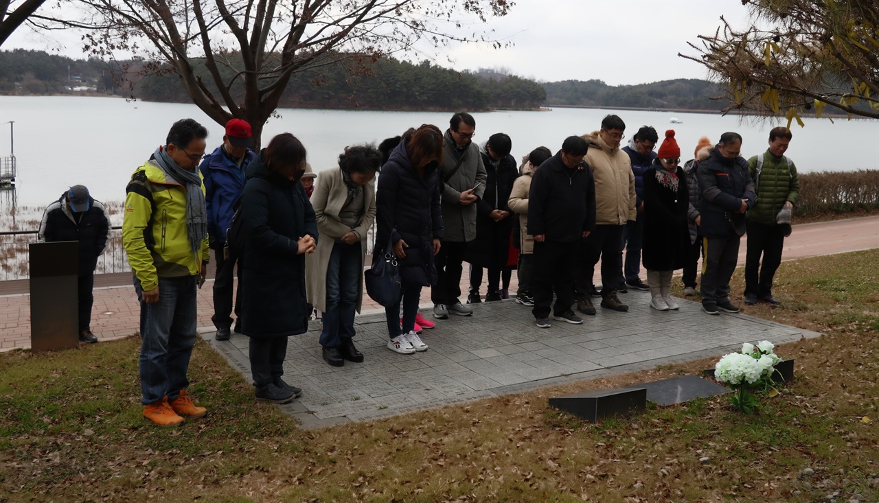노무현 대통령 추모비 앞에서 묵념하는 ‘노공이산’ 회원들