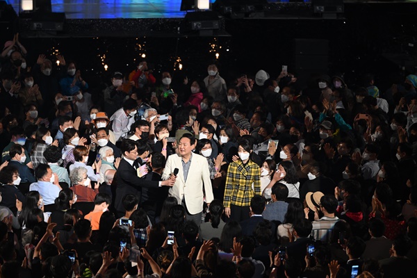 윤석열 대통령과 김건희 여사가 5월 22일 청와대 대정원 야외무대에서 열린 청와대 국민개방기념 특별기획 KBS 열린음악회에서 인사하고 있다. 