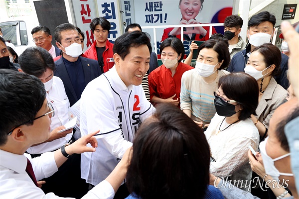 오세훈 국민의힘 서울시장 후보가 23일 오전 서울 용산구 용산역 광장 유세에서 유권자들과 인사를 나누며 지지를 호소하고 있다.