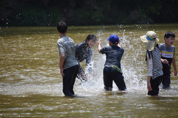탐사대 아이들이 물놀이를 하고 있다. 내성천은 이처럼 아이들이 안전하게 물놀이하기에 안성맞춤인 강이다.