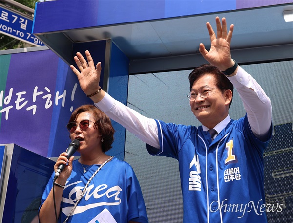 송영길 더불어민주당 서울시장 후보가 23일 오전 서울 마포구 월드컵시장앞에서 지지를 부탁하고 있다.