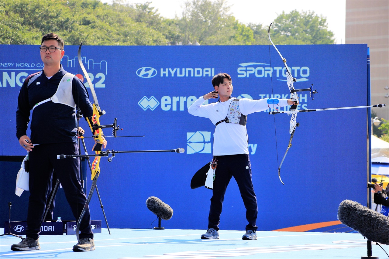  22일 열린 2022 광주 양궁월드컵 남자 리커브 개인전 결승에서 김우진 선수(왼쪽)과 이우석 선수(오른쪽)가 차례로 격발하고 있다.