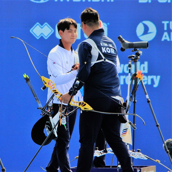  22일 열린 2022 광주 양궁월드컵 남자 리커브 개인전 결승이 끝난 직후 김우진 선수와 이우석 선수가 서로 축하를 나누고 있다.