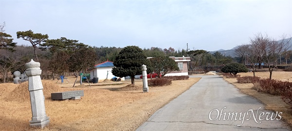 보령시 웅천읍 수부리 소재 김태흠 충남지사 후보 소유 부동산. 왼쪽에 김 후보 부친의 묘가 보인다.  