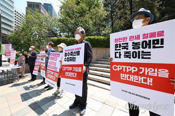 포괄적-점진적 환태평양경제동반자협정(CPTPP)가입저지 범국민운동 회원들이 5월 24일 오전 서울 중구 청계광장 부근에서 가입반대 서명운동을 하고 있다.