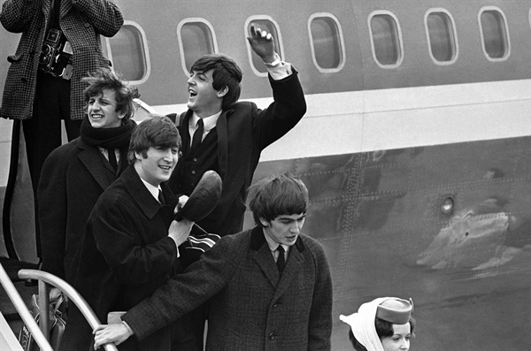  1964년 2월 7일 뉴욕에 도착한 비틀스 멤버들.