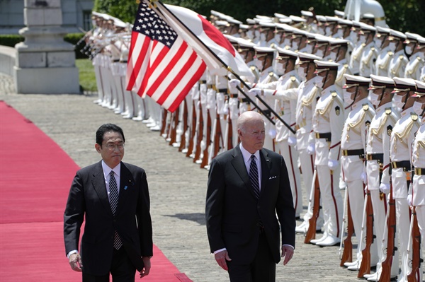 (도쿄 AP=연합뉴스) 지난 23일 일본을 방문한 조 바이든(오른쪽) 미국 대통령이 도쿄 아카사카 영빈관에서 열린 환영식에서 기시다 후미오 일본 총리와 함께 의장대를 사열하고 있다.