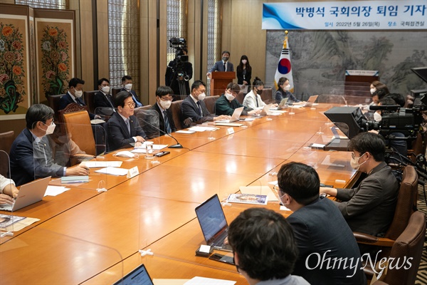 박병석 국회의장이 26일 오전 국회에서 열린 퇴임 기자간담회에서 취재진의 질문에 답변하고 있다. 