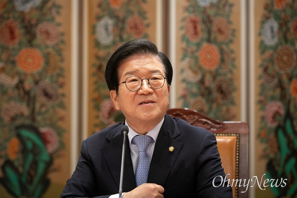 박병석 국회의장이 26일 오전 국회에서 열린 퇴임 기자간담회에서 취재진의 질문에 답변하고 있다. 