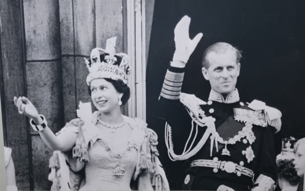 1953년 6월 2일 스물다섯 나이에 왕위에 오른 엘리자베스 2세 모습. 영국대사관 게시물 재촬영.
