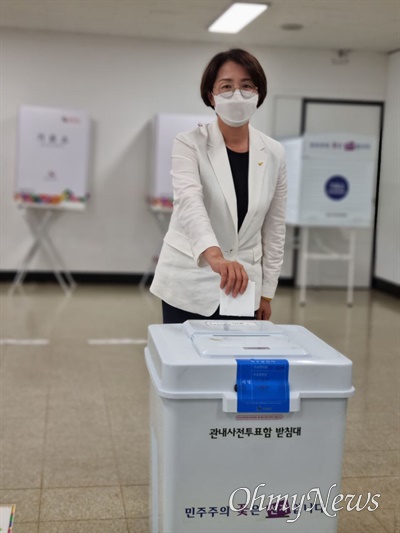 한민정 정의당 대구시장 후보는 27일 오전 달서구 도원동행정복지센터에서 사전투표를 마쳤다.