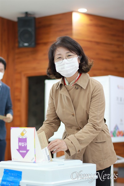 마숙자 경북교육감 예비후보는 27일 오전 경북 영천상공회의소에 마련된 사전투표소에서 투표를 마쳤다.