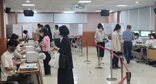 사전투표 첫날 삼성2동주민센터에 마련된 사전투표소 모습.