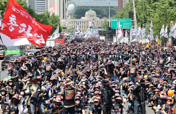 민주노총 화물연대가 28일 숭례문 앞 도로에서 총파업 결의대회를 하고 있다.