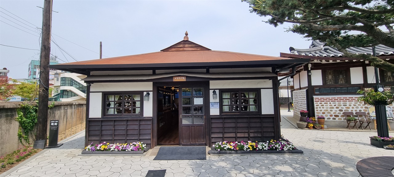 옛 평화직물공장 자리에 지어진 소창전시관은 강화소창의 역사와 흐름을 한자리에서 살필 수 있다.