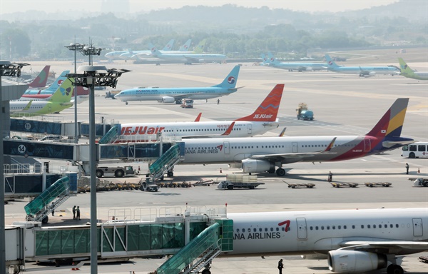 지난 24일 서울 강서구 김포국제공항이 국내선 항공기로 붐비고 있다. 2022.5.24.