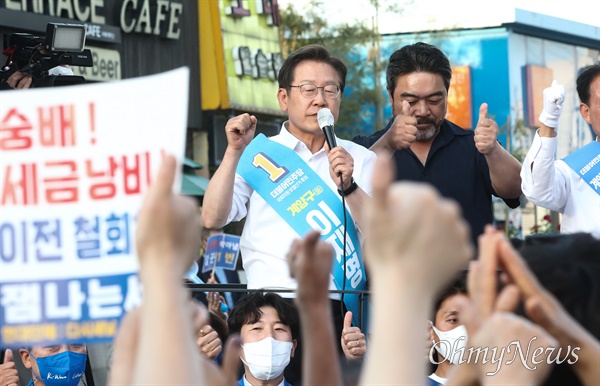 더불어민주당 이재명 인천 계양을 국회의원 후보 겸 총괄선대위원장이 31일 오후 인천시 계양구 계산역 집중유세에서 지지를 호소하고 있다.