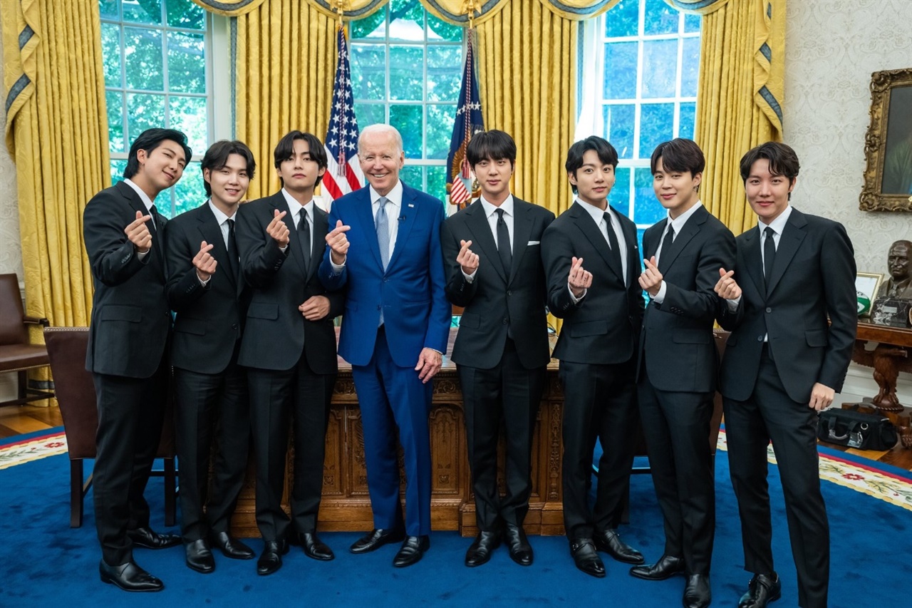 조 바이든 미국 대통령과 방탄소년단 멤버들이 함께한 사진 