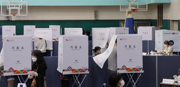  제8회 전국동시지방선거일인 1일 송파구 잠전초등학교 투표소에서 주민들이 투표하고 있다. 2022.6.1
