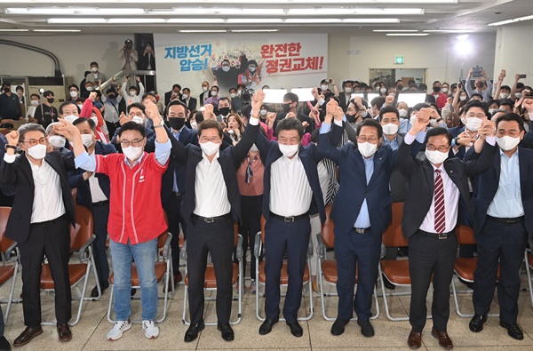 국민의힘 김은혜 경기도지사 후보 캠프 관계자와 지지자들이 1일 오후 경기도 수원시 장안구 선거사무소에서 개표방송을 보며 기뻐하고 있다.