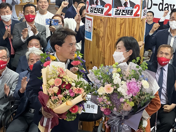 국민의힘 김진태 강원도지사 후보가 당선이 확정되자 꽃다발을 받아든 채 환하게 웃고 있다.