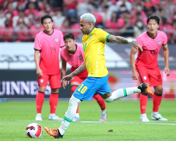 페널티킥 성공시키는 네이마르 2일 오후 서울월드컵경기장에서 열린 남자 축구 국가대표팀 친선경기 한국과 브라질의 경기에서 브라질 네이마르가 페널티킥을 성공시키고 있다. 