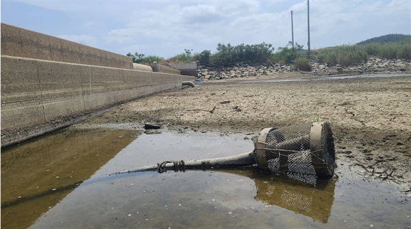 사진은 이원간척지 중앙배수로에 설치된 펌프의 흡입구로 가뭄이 지속되면서 바닥을 드러냈다. 이 배수로의 물은 인근의 이원간척지 농업용수로 사용하지만 바닥을 드러냈다.