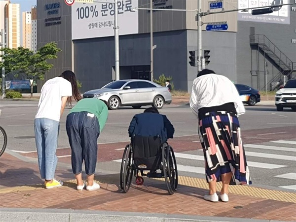 선거가 끝난 지난 2일 민주당 김기철(사진, 오른쪽 두번째) 의원이 휠체어를 타고 다시 거리로 나섰다. 