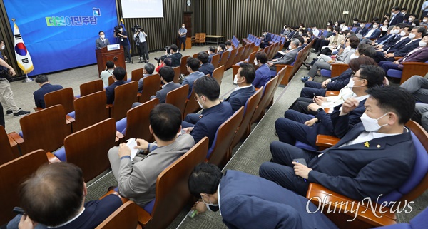 더불어민주당 박홍근 당대표 직무대행 겸 원내대표가 3일 오후 서울 여의도 국회에서 열린 당무위원-국회의원 연석회의에서 발언하고 있다.