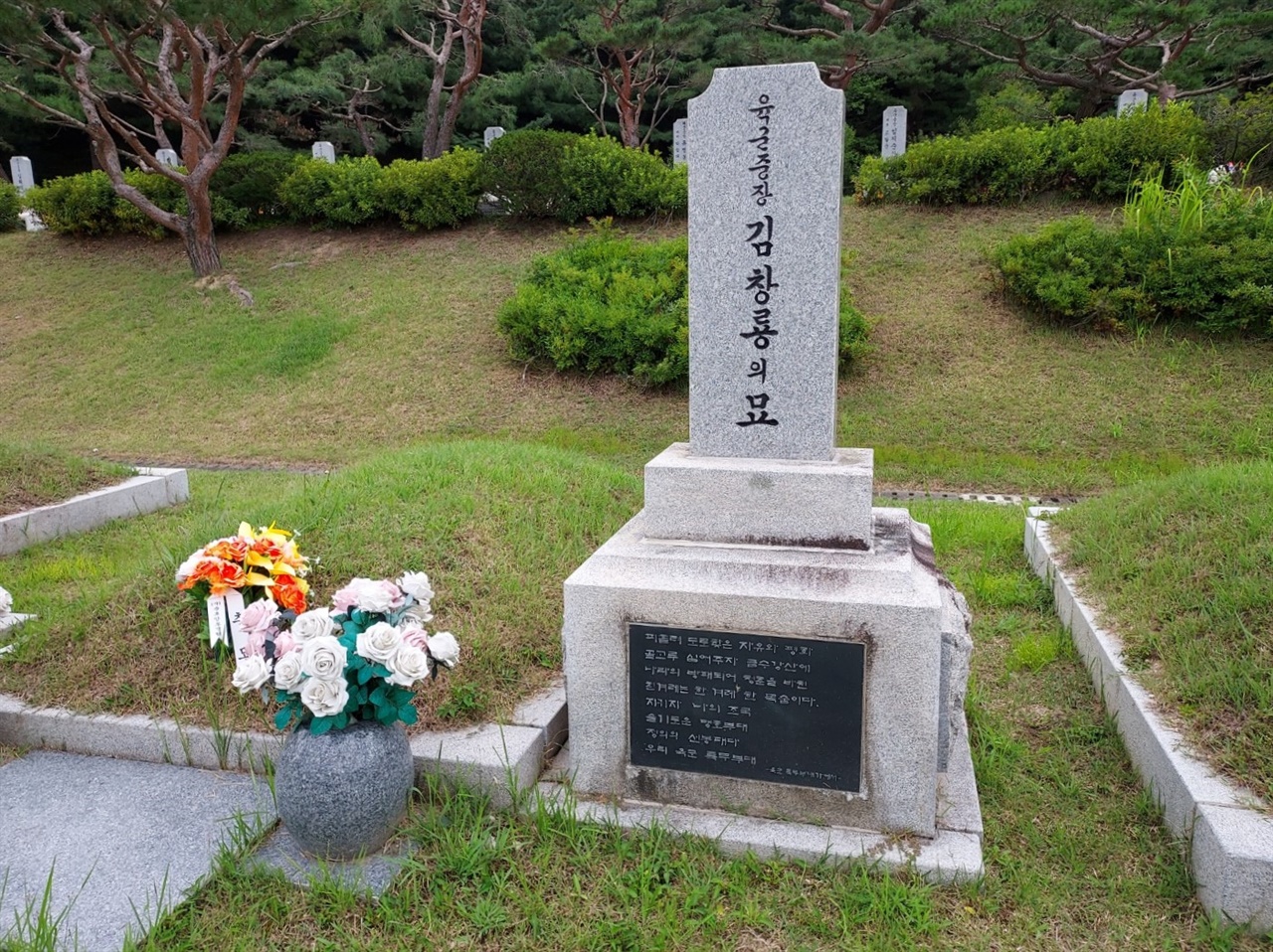 안두희에게 백범 김구선생의 암살을 지시한 배후로 꼽히고 있는 김창룡이 국립대전현충원 장군묘역에 묻혀있다. 