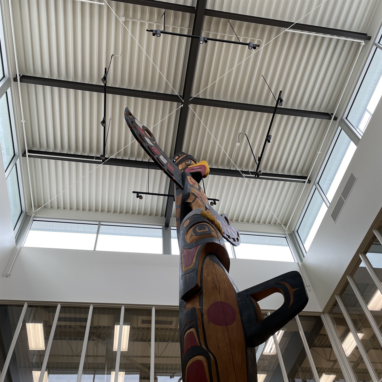 밴쿠버아일랜드대학교(VIU) 도서관에 세워진 조형물. 캐나다 원주민들의 역사와 문화를 상징한다.