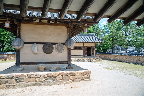 조선시대 후기 건물로 부용면 부강리에 있는 고가의 안채. ‘ㄱ’자집 형태의 목조기와집이다.