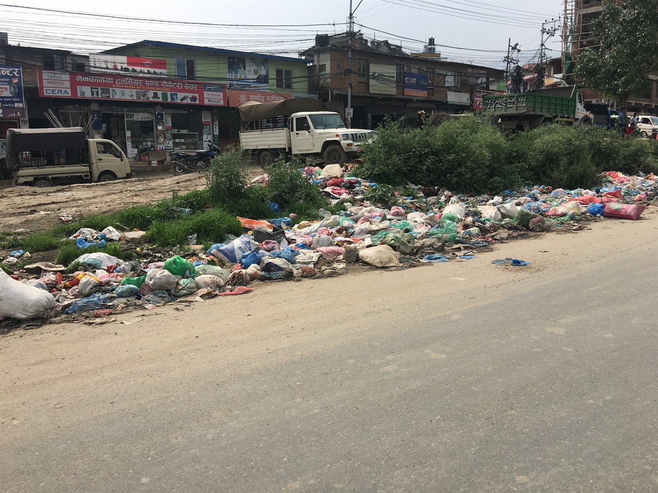 카트만두 링로드(순환도로)에 수거되지 않은 쓰레기 더미가 방치되어 있다.